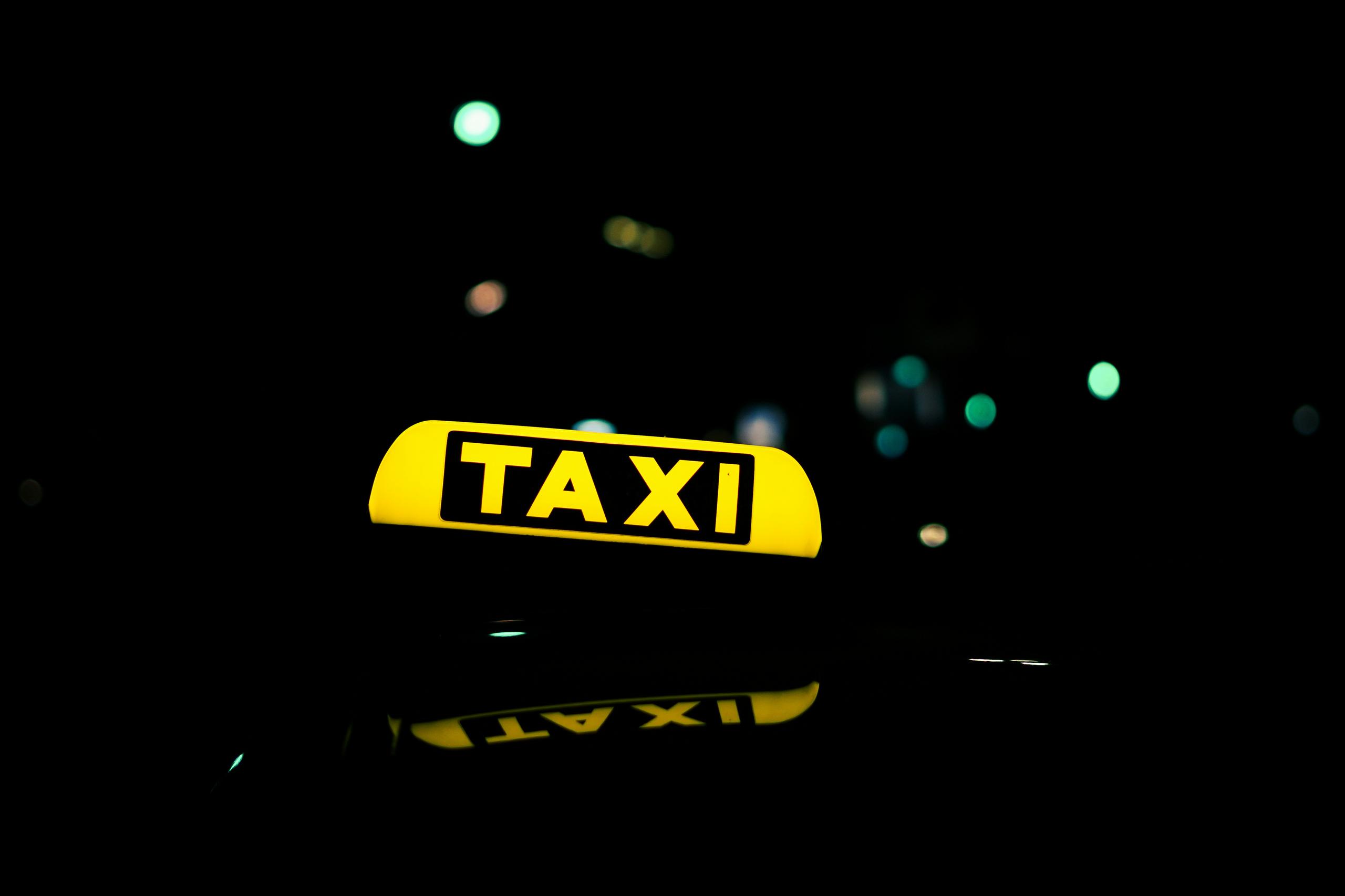 Taxi-Dachschild leuchtet im Dunkeln